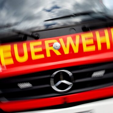 Einsatzkräfte löschten den brennenden Lkw auf dem Seitenstreifen. (Symbolbild)