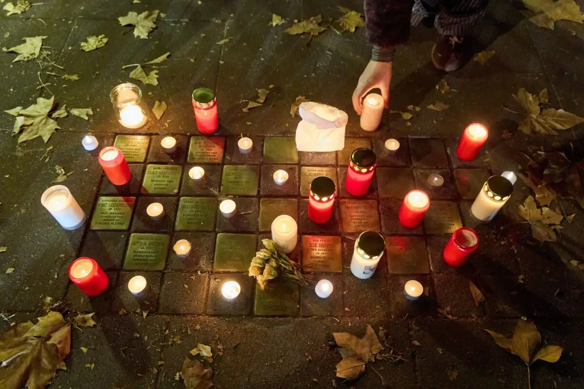 Zahlreiche Kerzen stehen am Gedenktag an die Pogromnacht am 09. November neben Stolpersteinen. Seit 20 Jahren forschen Historikerinnen und Historiker der Hamburger Stolperstein-Initiative zu den Biografien der im Nationalsozialismus Verfolgten. (Archivbild)