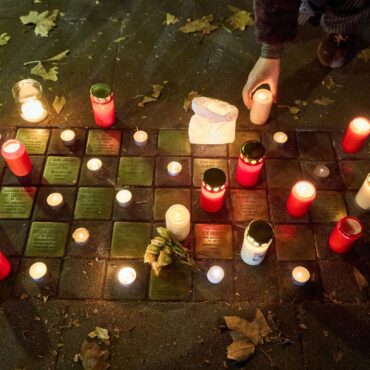 Zahlreiche Kerzen stehen am Gedenktag an die Pogromnacht am 09. November neben Stolpersteinen. Seit 20 Jahren forschen Historikerinnen und Historiker der Hamburger Stolperstein-Initiative zu den Biografien der im Nationalsozialismus Verfolgten. (Archivbild)