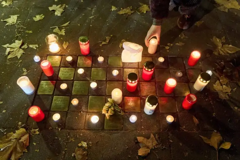 Zahlreiche Kerzen stehen am Gedenktag an die Pogromnacht am 09. November neben Stolpersteinen. Seit 20 Jahren forschen Historikerinnen und Historiker der Hamburger Stolperstein-Initiative zu den Biografien der im Nationalsozialismus Verfolgten. (Archivbild)