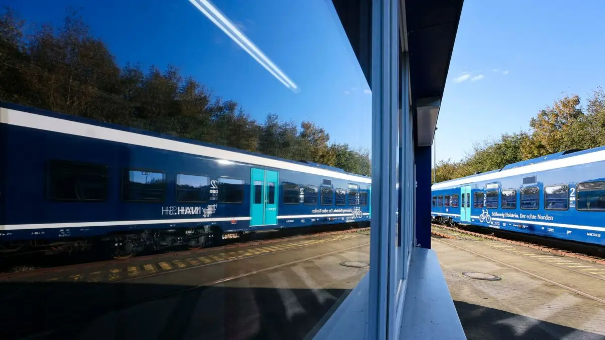 Die Marschbahn verbindet die Hansestadt Hamburg mit der Nordseeinsel Sylt. (Symbolbild)