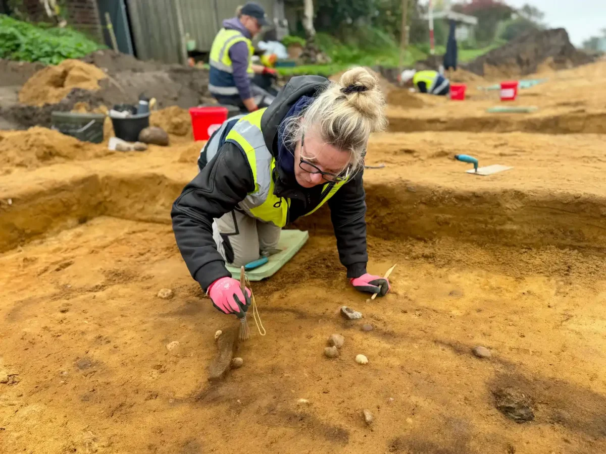 Archäologische Ausgrabung in Wrixum auf Föhr mit rund 1500 Jahre alten Körpergräbern und Leichenschatten im Boden