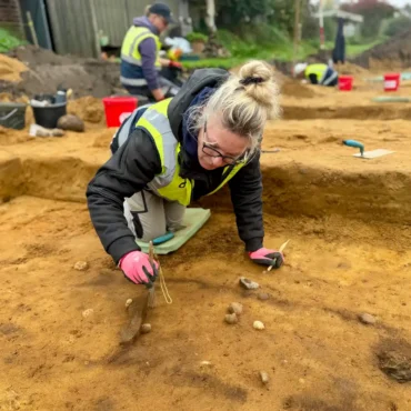 Archäologische Ausgrabung in Wrixum auf Föhr mit rund 1500 Jahre alten Körpergräbern und Leichenschatten im Boden