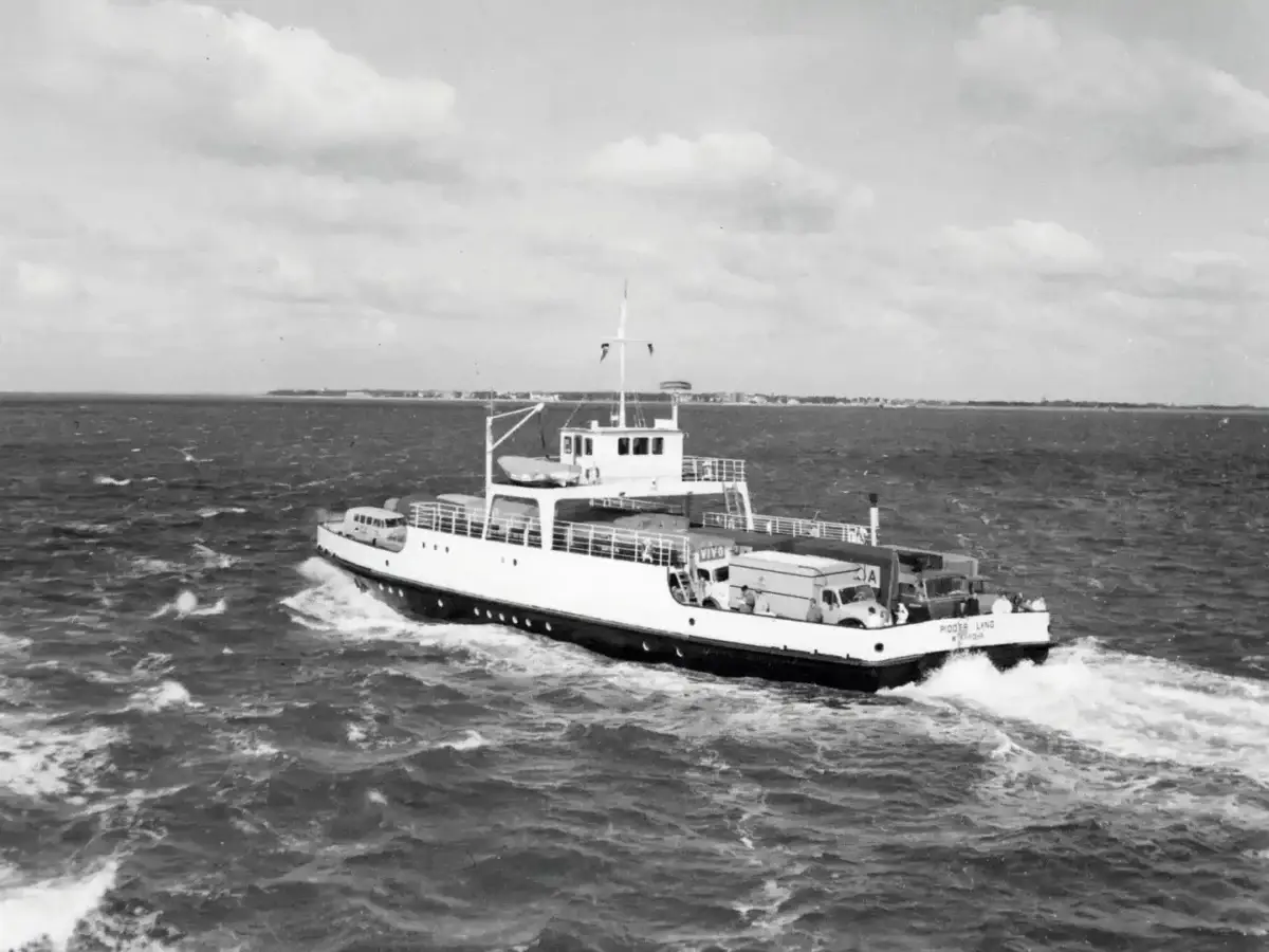 Eine Autofähre der Wyker Dampfschiffs-Reederei im Fährverkehr zwischen Föhr, Amrum und dem Festland.