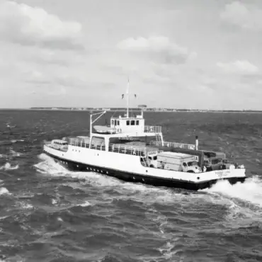 Eine Autofähre der Wyker Dampfschiffs-Reederei im Fährverkehr zwischen Föhr, Amrum und dem Festland.