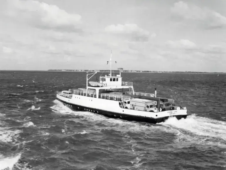 Eine Autofähre der Wyker Dampfschiffs-Reederei im Fährverkehr zwischen Föhr, Amrum und dem Festland.