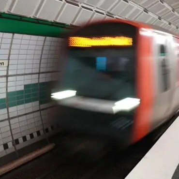 Eine Frau ist vor eine einfahrende U-Bahn gefallen (Symbolbild).