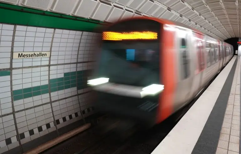 Eine Frau ist vor eine einfahrende U-Bahn gefallen (Symbolbild).