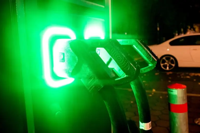 Beim Ausbau der Ladeinfrastruktur für E-Autos kommt Hamburg voran. (Symbolfoto)