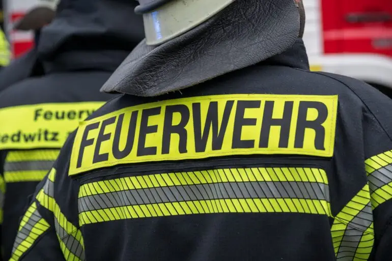 Das Wetter hält die Feuerwehr seit den frühen Morgenstunden auf Trab (Symbolbild).