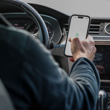 Über 1.000 Autofahrerinnen und Autofahrer wurden bei den Kontrollen mit dem Blick aufs Handy erwischt. (Symbolbild)