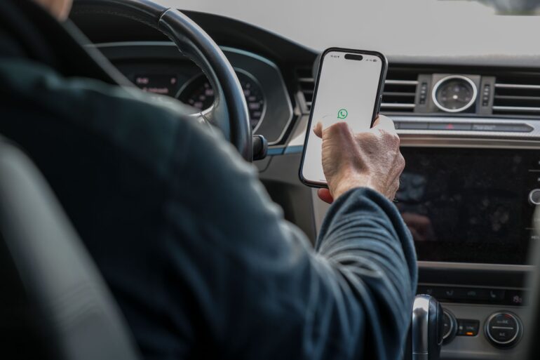 Über 1.000 Autofahrerinnen und Autofahrer wurden bei den Kontrollen mit dem Blick aufs Handy erwischt. (Symbolbild)