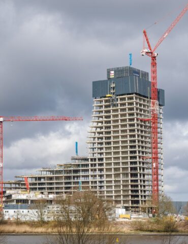 Blick auf den Elbtower, dessen Weiterbau wegen der Insolvenz des Investors seit Oktober 2023 ruht.