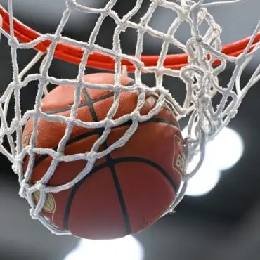 Basketball: Ein Ball fällt durch das Netz.