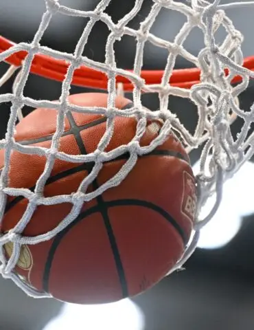 Basketball: Ein Ball fällt durch das Netz.
