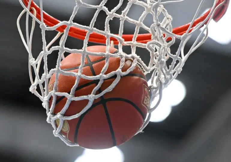 Basketball: Ein Ball fällt durch das Netz.