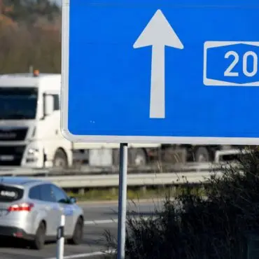 Die A20 in Fahrtrichtung Westen wurde für etwa drei Stunden voll gesperrt. (Symbolbild)
