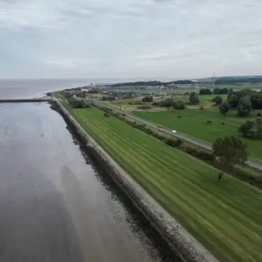 Auf freier Wiese soll in den nächsten Jahren ein Marinehafen gebaut werden. (Archivbild)