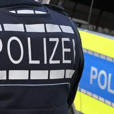 Die Polizei sucht mit mehreren Streifenwagen nach dem Täter. (Symbolbild)