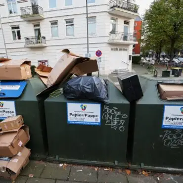 Die Hamburger Stadtreinigung fährt den Ernst-Thälmann-Platz täglich an, um herumliegenden Müll zu beseitigen.