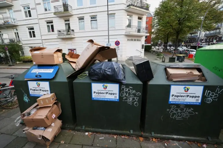 Die Hamburger Stadtreinigung fährt den Ernst-Thälmann-Platz täglich an, um herumliegenden Müll zu beseitigen.