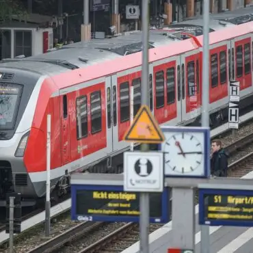 Auf der Hamburger S-Bahnlinie S1 fahren am Wochenende keine Züge zwischen Wedel und Altona. (Archivbild)