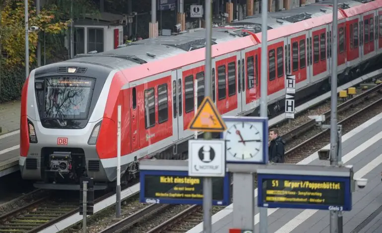 Auf der Hamburger S-Bahnlinie S1 fahren am Wochenende keine Züge zwischen Wedel und Altona. (Archivbild)