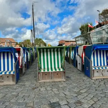Ausrangierte Föhrer Strandkörbe für die Strandkorbauktion am Binnenhafen in Wyk auf Föhr
