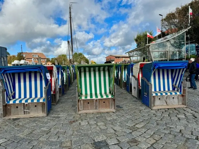 Ausrangierte Föhrer Strandkörbe für die Strandkorbauktion am Binnenhafen in Wyk auf Föhr