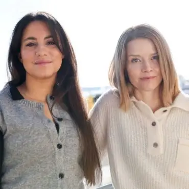 Die Schauspielerinnen Almila Bagriacik (l) und Karoline Schuch bilden das neue Kieler «Tatort»-Duo. (Archivbild)
