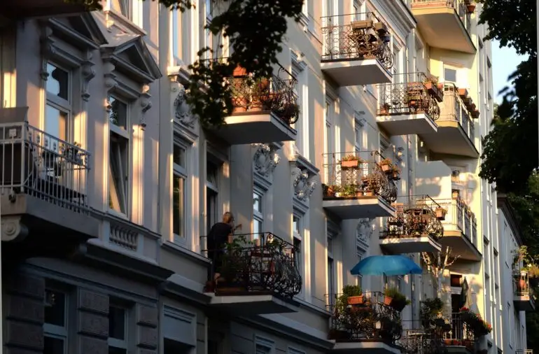 Im Jahresvergleich sind die Angebotsmieten in Hamburg am stärksten gestiegen. (Archivbild)