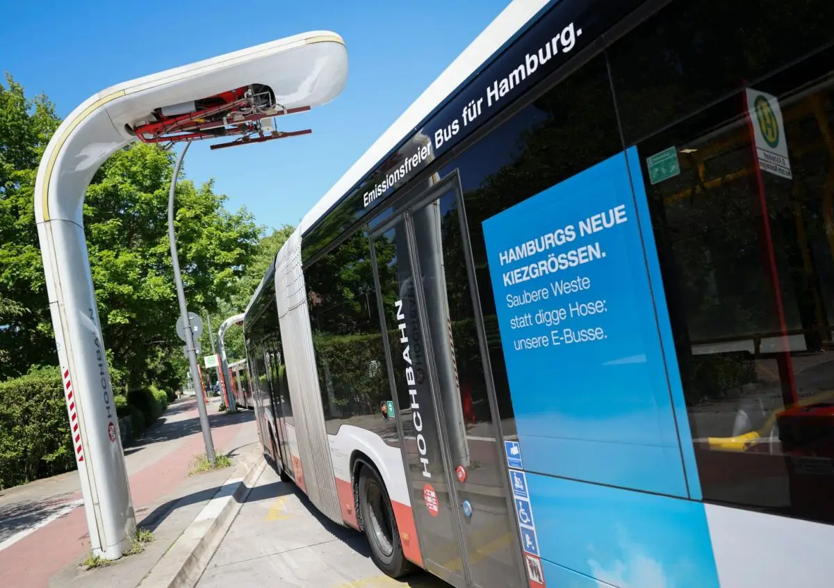 Die Hochbahn investiert in den Ausbau der Elektrobusflotte. (Archivbild)