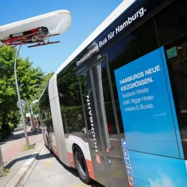 Die Hochbahn investiert in den Ausbau der Elektrobusflotte. (Archivbild)