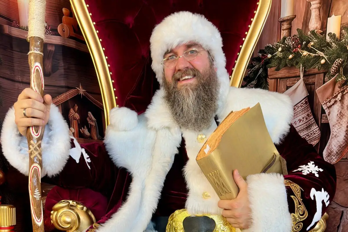 Seinen Bart muss er zur Weihnachtszeit altersbedingt noch weiß färben.