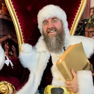Seinen Bart muss er zur Weihnachtszeit altersbedingt noch weiß färben.