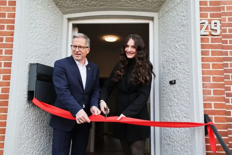 Landrat Kai Seefried und Gesellschafterin Kiara Lindner eröffnet das Mutter-Kind-Haus in Stade wieder.