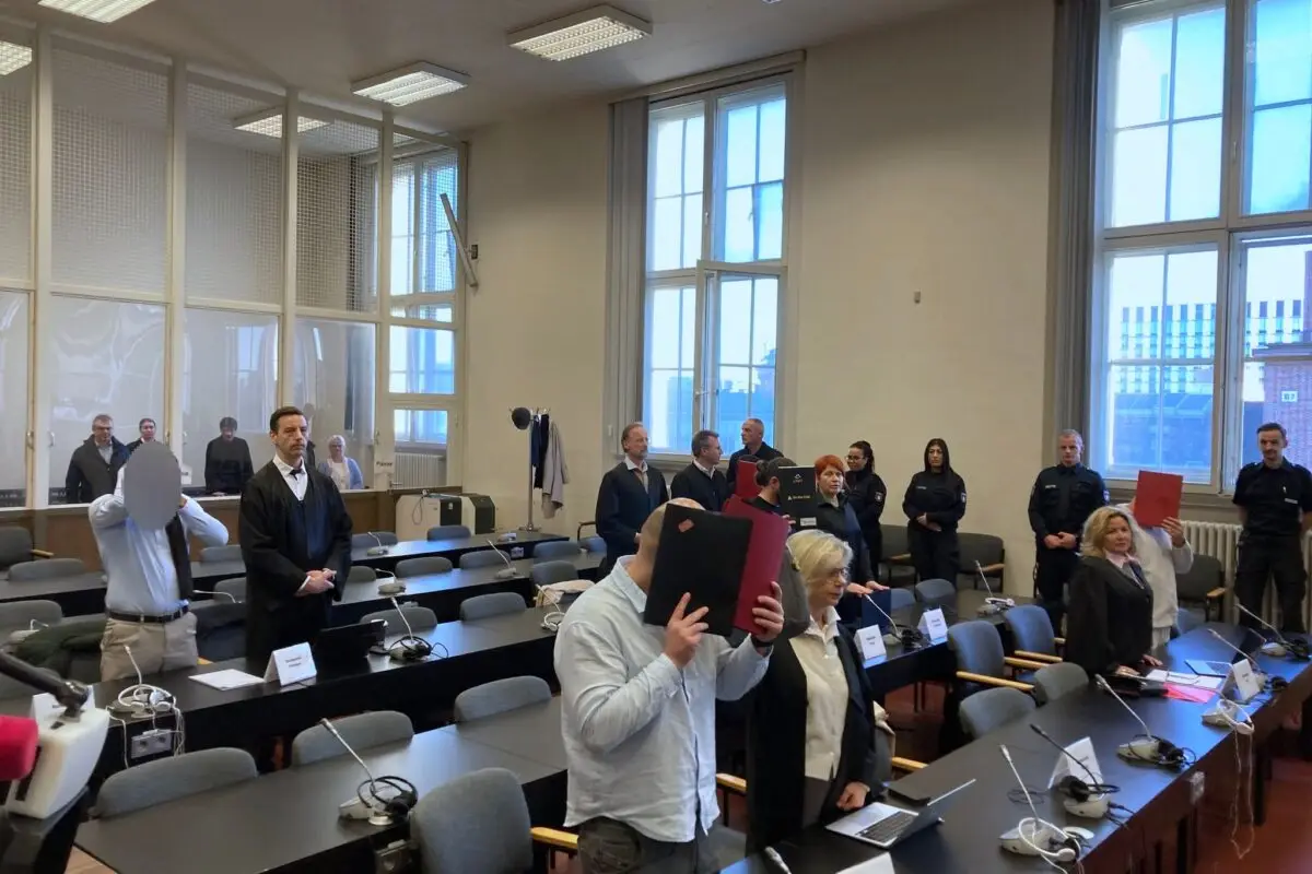 Die Staatsanwaltschaft wirft den Männern im Alter von 33 bis 38 Jahren gemeinschaftlichen bandenmäßigen Diebstahl vor.