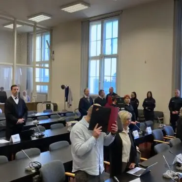 Die Staatsanwaltschaft wirft den Männern im Alter von 33 bis 38 Jahren gemeinschaftlichen bandenmäßigen Diebstahl vor.