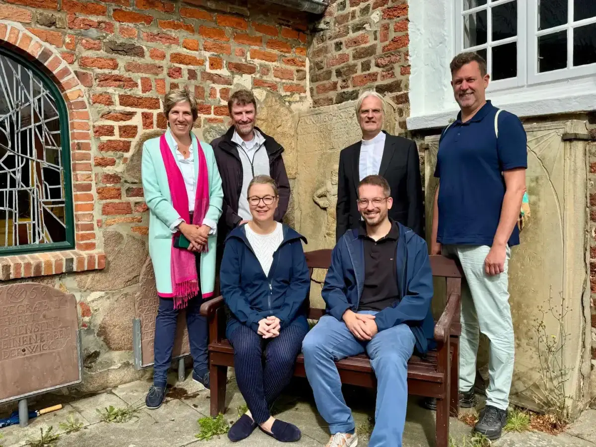 Restaurierte historische Grabsteine auf dem Friedhof von St. Nicolai in Boldixum auf Föhr