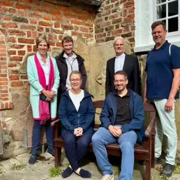 Restaurierte historische Grabsteine auf dem Friedhof von St. Nicolai in Boldixum auf Föhr