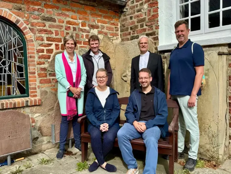 Restaurierte historische Grabsteine auf dem Friedhof von St. Nicolai in Boldixum auf Föhr