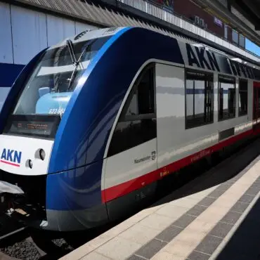 Zwischen Quickborn und Ulzburg Süd müssen Fahrgäste der AKN bis Dezember in Busse umsteigen. (Archivbild)