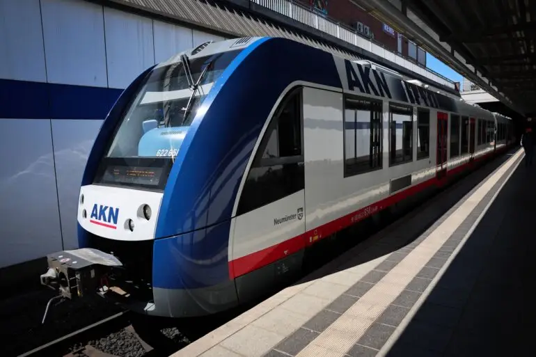 Zwischen Quickborn und Ulzburg Süd müssen Fahrgäste der AKN bis Dezember in Busse umsteigen. (Archivbild)