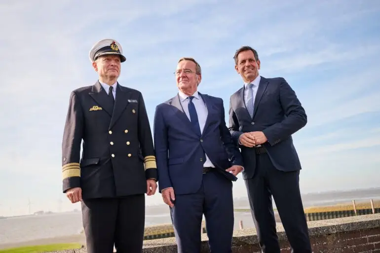 Der Inspekteur der Marine, Vizeadmiral Wilhelm Tobias Abry, Bundesverteidigungsminister Boris Pistorius und Niedersachsens Ministerpräsident Olaf Lies (beide SPD, l-r) stellten die Pläne für den neuen Marinehafen in Emden vor.