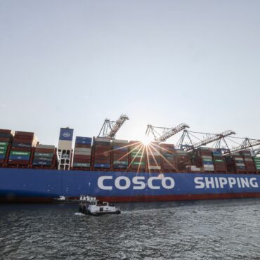 Cosco-Containerschiffe laufen regelmäßig Hamburg an. (Archivbild)