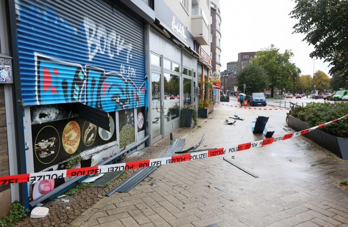 Unbekannte haben in Hamburg einen Juwelier ausgeraubt. Vorher sind sie wohl mit einem SUV gegen die Schaufensterscheibe gefahren.