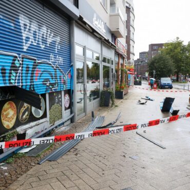 Unbekannte haben in Hamburg einen Juwelier ausgeraubt. Vorher sind sie wohl mit einem SUV gegen die Schaufensterscheibe gefahren.