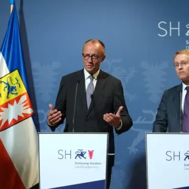 Schleswig-Holsteins Ministerpräsident Daniel Günther (rechts) hat sich in einem Brief an Kanzler Friedrich Merz (beide CDU) gewandt. (Archivbild)