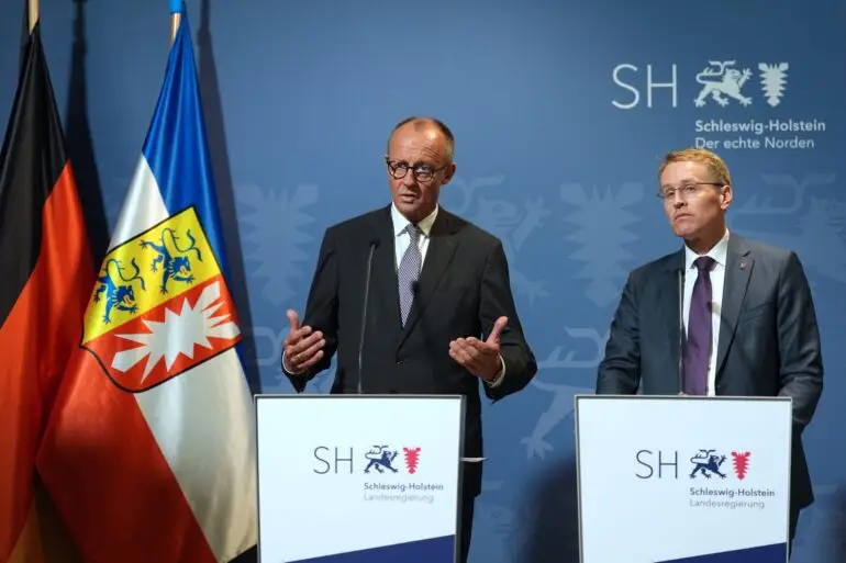 Schleswig-Holsteins Ministerpräsident Daniel Günther (rechts) hat sich in einem Brief an Kanzler Friedrich Merz (beide CDU) gewandt. (Archivbild)