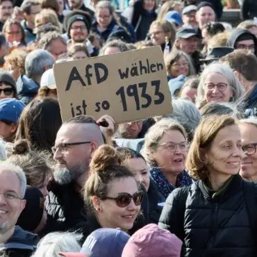Demonstranten setzen sich für eine Prüfung der AfD ein.